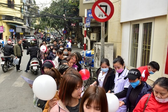 Ảnh: Người dân Hà Nội hào hứng xếp hàng nhận nước rửa tay miễn phí
