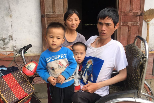 Chồng bị liệt hai chân, vợ bệnh thần kinh, nuôi hai con nhỏ bị bại bão