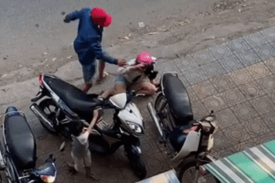 Clip: Chồng vũ phu túm tóc, đấm đá vợ dã man trước mặt con nhỏ