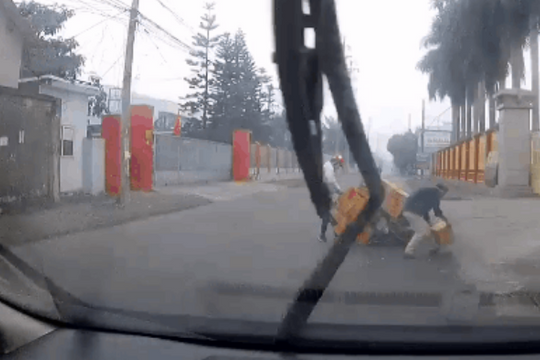 Dân mạng khen ngợi tài xế xuống giúp thanh niên chở nặng ngã giữa đường