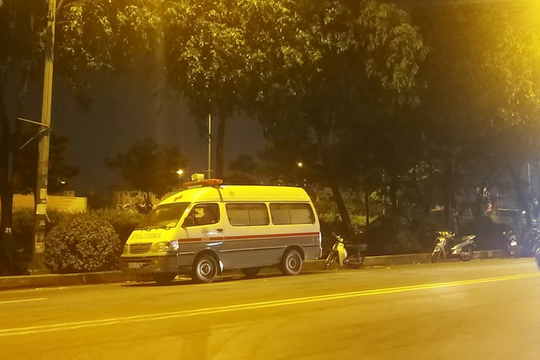 Một người chết cháy bên cạnh xe máy ở công viên gần cầu vượt Sóng Thần