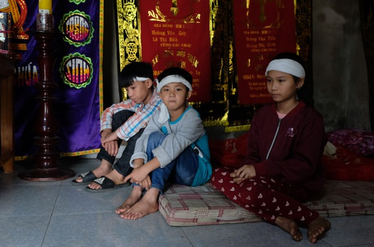 Nỗi đau mất mẹ chưa nguôi, 3 đứa nhỏ tiếp tục mất đi người bố yêu thương