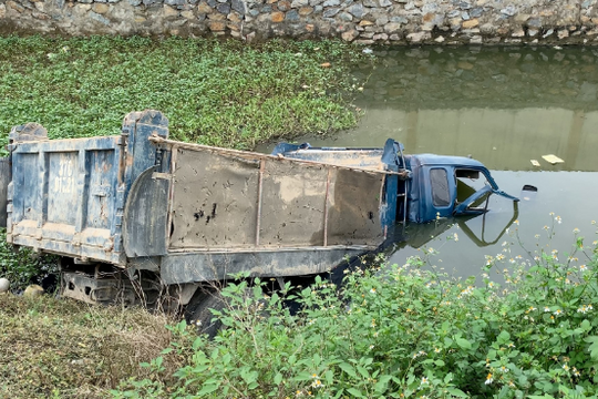 Cố tình băng qua đường sắt, tài xế xe tải bị tàu hỏa tông tử vong tại chỗ