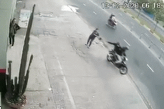 Clip: Người phụ nữ bị giật túi xách ngã văng xuống đường