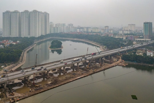 Ảnh: Hai cây cầu vượt trăm tỷ qua mặt hồ Linh Đàm