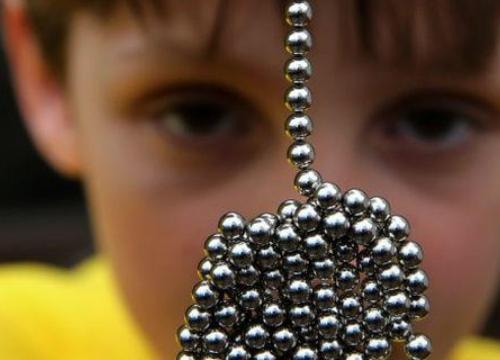 Chơi bi nam châm thông minh đang "gây sốt", bé trai 6 tuổi thủng dạ dày