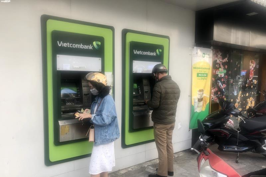 Ảnh: Hàng loạt cây ATM ở Hà Nội thờ ơ phòng dịch, khách lo nhiễm Covid-19