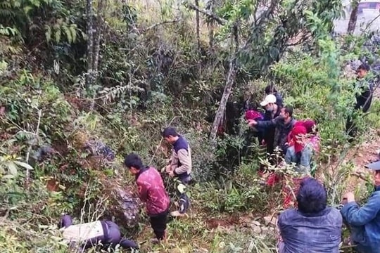 Phát hiện 1 thi thể nữ giới đang phân hủy dưới “hố tử thân” sâu 100m tại Hà Giang