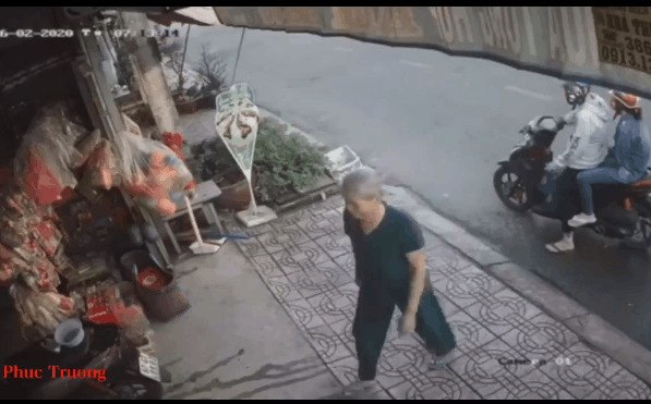 Clip: Cặp đôi giở trò lừa cụ bà bán hàng gây phẫn nộ