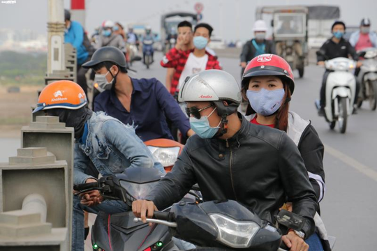 Ảnh: Dân xúm lại xem người nhảy cầu tự tử, cầu Vĩnh Tuy ùn tắc kéo dài