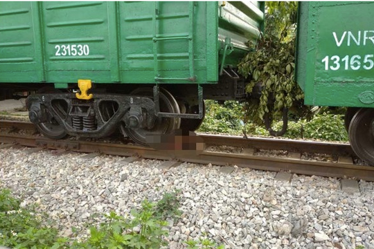 Hà Nội: Băng qua đường sắt, cô gái bị tàu đâm nguy kịch