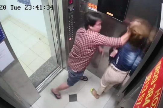 Nạn nhân không yêu cầu truy cứu, kẻ đánh bạn gái dã man trong thang máy có bị xử lý?