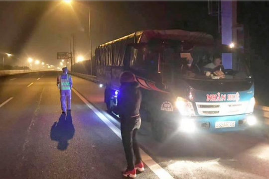 Phạt tiền, tước giấy phép lái xe tài xế chạy ngược chiều trên cao tốc Hà Nội - Hải Phòng
