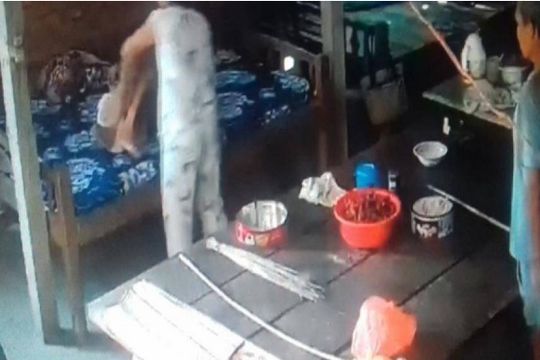 Công an điều tra vụ hai vợ chồng con trai bạo hành mẹ già 88 tuổi