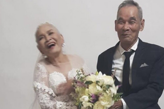 2 cụ già U80 chụp ảnh cưới sau hàng chục năm chung sống với nhau gây chú ý MXH