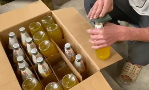 Hà Nội: Bắt quả tang cơ sở tẩy xoá hạn sử dụng nước uống đóng chai để tiêu thụ