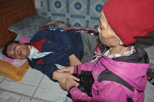 Xót cảnh người phụ nữ bị vỡ mạch máu não không có đủ tiền làm phẫu thuật