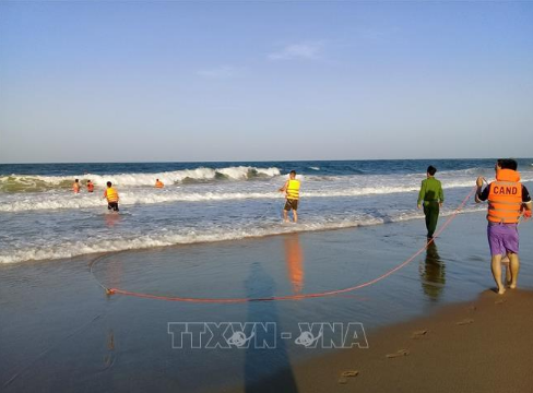 Tìm kiếm một du khách bị mất tích khi tắm biển ở Phú Yên