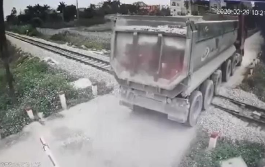 Nhân viên gác chắn kịp thời cứu đoàn tàu khỏi tai nạn thảm khốc