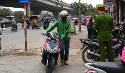 Ảnh: Đoàn xe băng băng đi ngược đường Hà Nội phản ứng bất ngờ khi gặp CSGT