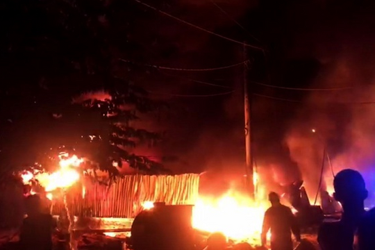 Cháy kho phế liệu rộng 2.000 m2, nhiều người hoảng loạn