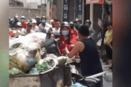 Cô gái đi xe SH bị chỉ trích vì không nhường đường cho xe chở rác gây tắc đường