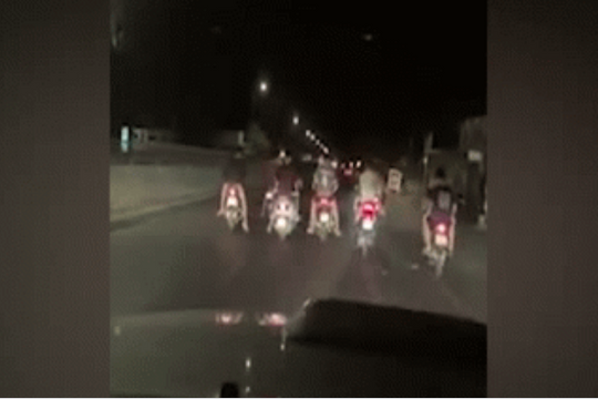 Clip: Nhóm thanh niên chạy xe máy cố tình dàn hàng ngang cản trở các phương tiện khác