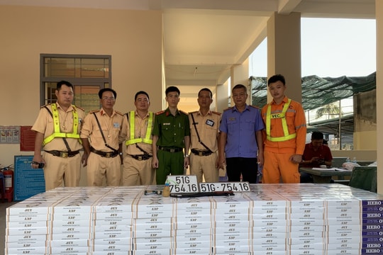 CSGT truy đuổi, khống chế xe ô tô dùng biển giả và chở đầy thuốc lá lậu