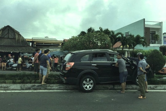 Va chạm mạnh với xe taxi, 2 người đi xe máy trọng thương