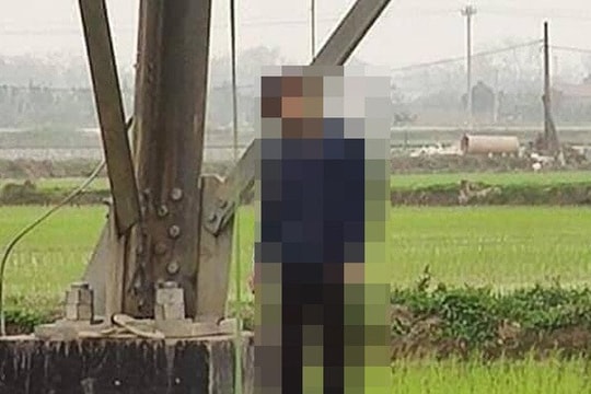 Hà Nội: Phát hiện người đàn ông tử vong trong tư thế treo cổ ở chân cột điện cao thế