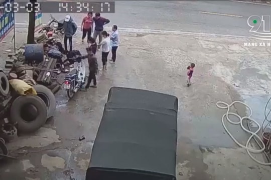 Clip: Chạy xe tốc độ cao, 2 nam sinh đâm thẳng vào biển quảng cáo bên đường