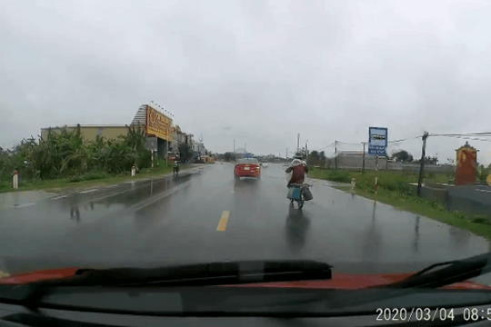 Clip: Thấy ô tô bấm còi inh ỏi, người phụ nữ lạnh lùng đáp trả bằng hành động gây bức xúc