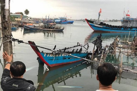 Tàu cá trị giá 500 triệu bị thiêu rụi lúc rạng sáng