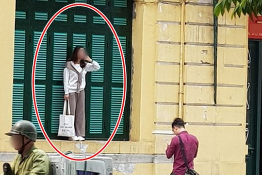 Hình ảnh cô gái trẻ trèo lên cửa sổ nhà cổ Hà Nội để "sống ảo" gây tranh cãi MXH