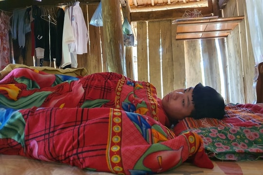 Nhói lòng cậu bé 4 năm mắc ung thư hạch sống lay lắt trong căn nhà sắp sập