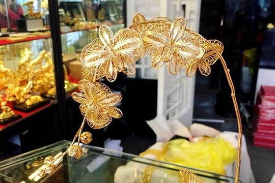 Lan hồ điệp mạ vàng 16 triệu đồng/cành, đại gia mua làm quà vào dịp 8/3