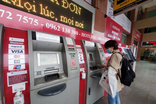 Ảnh: Trang bị nước rửa tay sát khuẩn cho cây ATM phòng dịch COVID-19