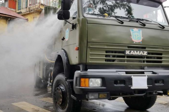 Ảnh: Quân đội phun khử trùng phố Trúc Bạch trong ngày đầu cách ly Covid-19