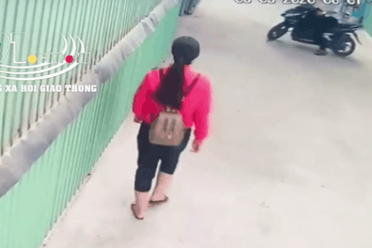 Clip: Kẻ biến thái sàm sỡ cô gái trẻ giữa ban ngày gây phẫn nộ