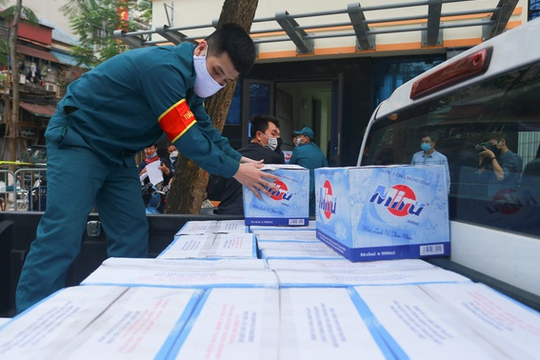 Ảnh: Người dân trong khu cách ly Trúc Bạch được cung cấp hàng loạt nhu yếu phẩm