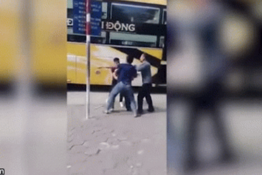 Clip: Tranh giành khách, tài xế và phụ xe lao vào hỗn chiến