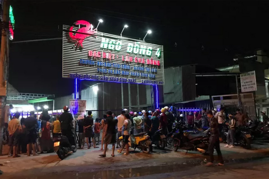 Đâm chết bạn nhậu trong quán lẩu cua rồi dùng dao cắt cổ tự tự vì mâu thuẫn