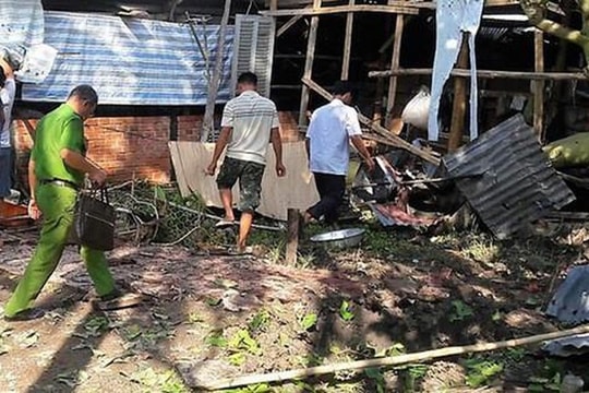 Cưa đầu đạn phát nổ, 2 người thương vong