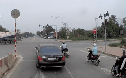 Ảnh: Liều lĩnh tạt đầu ô tô, người đàn ông khiến nữ tài xế giật mình