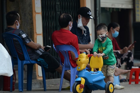 Ảnh: Cuộc sống sau hàng rào cách ly ở phố Trúc Bạch