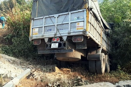 Xe tải mất lái lao xuống vực, tài xế mắc kẹt và tử vong trong cabin