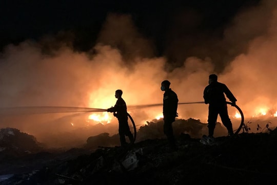 Cháy lớn vựa ve chai trong đêm, hàng chục hộ dân di tản