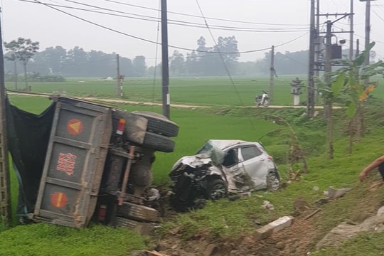 Hai ô tô biến dạng sau tai nạn kinh hoàng, một người bị thương