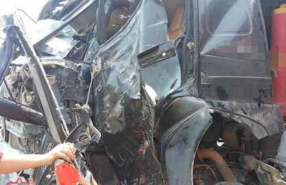 Bình Phước: Xe tải chở gỗ lao vào 3 quán nhậu, hai người bị thương