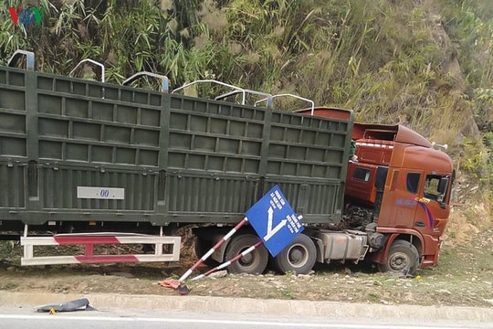 Tài xế xe đầu kéo có nồng độ cồn gây tai nạn khiến 2 người tử vong